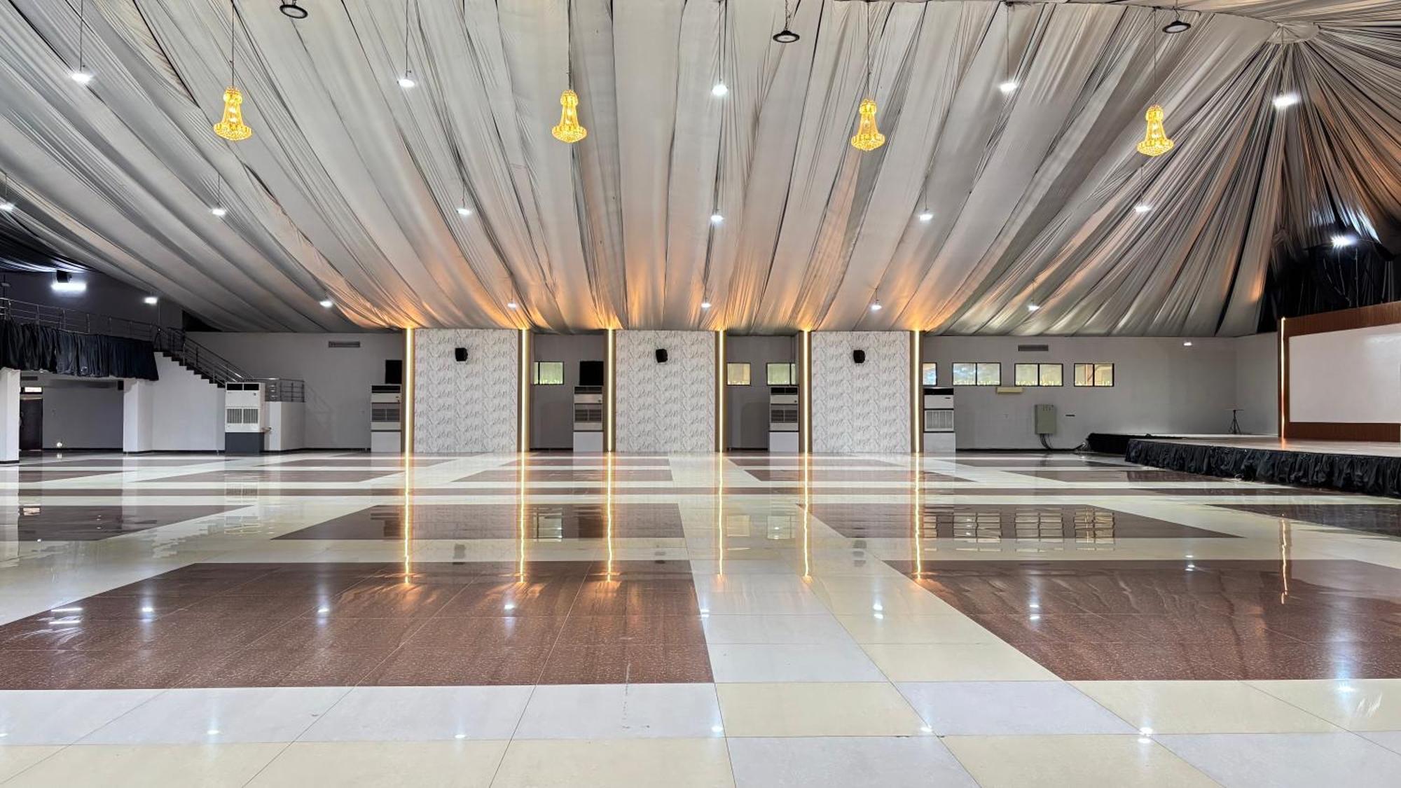 Utc Hotel Semarang Eksteriør billede